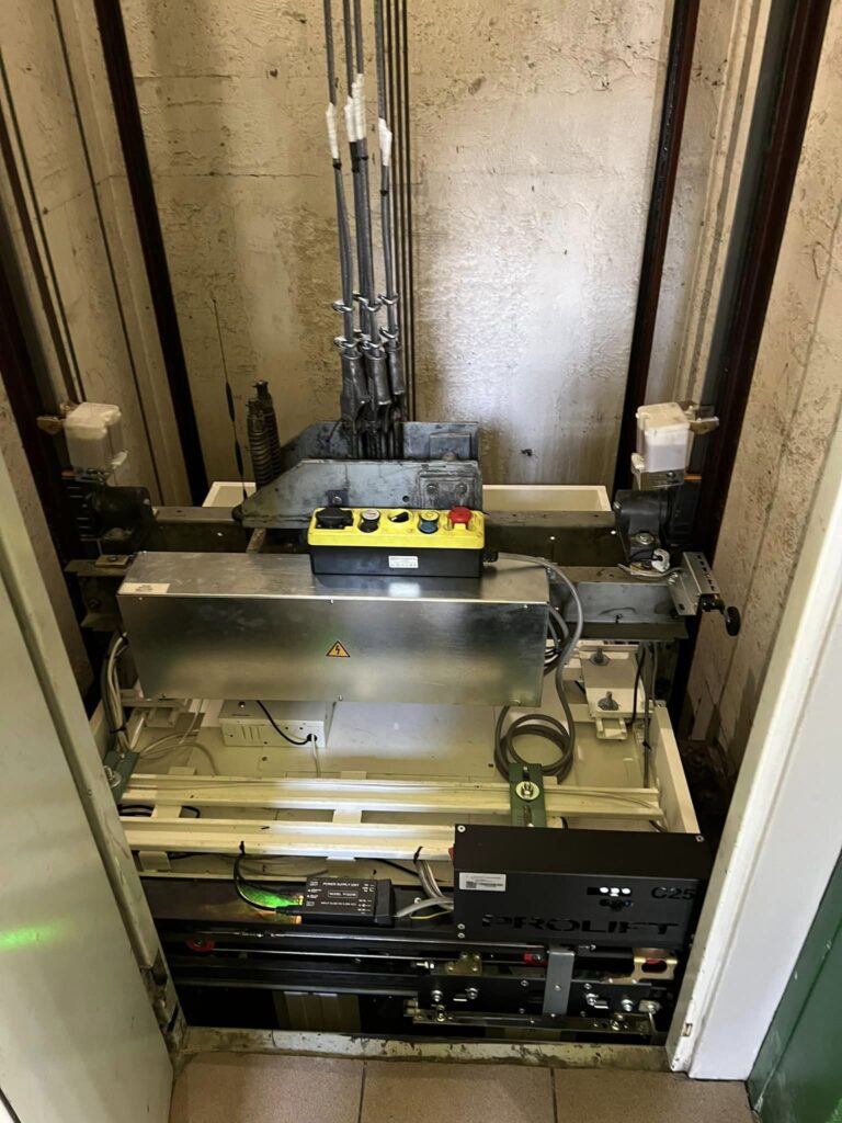 Com Lift 2000 tavfelugyelet felvono javitas liftszerelés